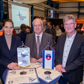 Staatssekretärin Ines Jesse, Geschäftsführer Henry Forster und Bürgermeister Leon Kräusche